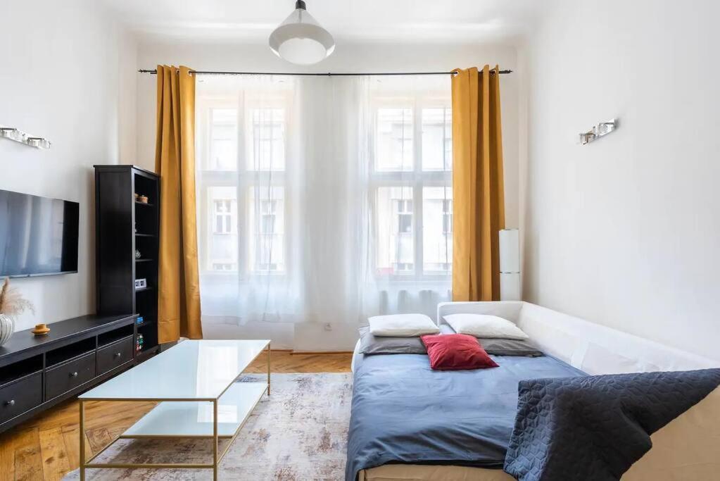 Spacious Apartment With Balcony At Wenceslas Sq Prague Exterior photo